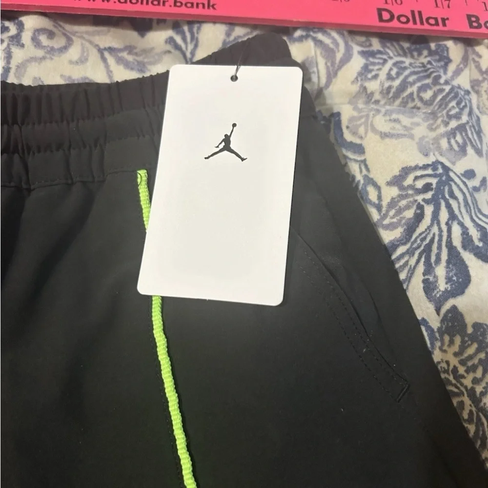 YOUTH  NIKE JORDAN JUMPMAN BLACK TRACK PANTS w.green Stripe BAGGY Sz-Lg. NWT